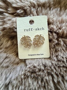 Ruff-Skch Gold Crystal Leaf Stud Earrings